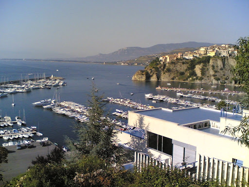 il porto di agropoli, sovrastato dal promontorio il porto di agropoli, sovrastato dal promontorio